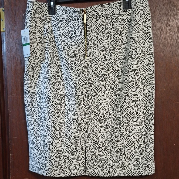 Elegant Black and White Paisley Skirt - Picture 3 of 7